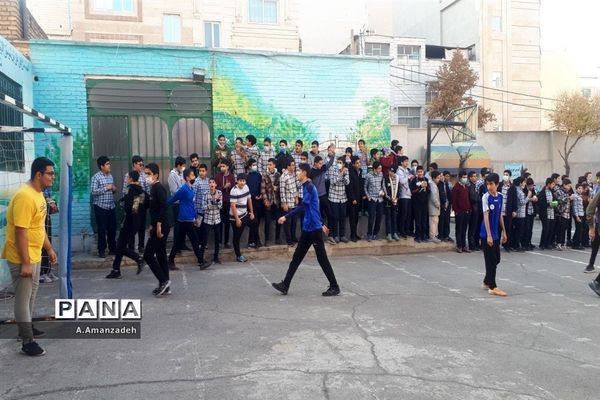 شادابی و نشاط در مسابقات فوتبال درون مدرسه‌ای