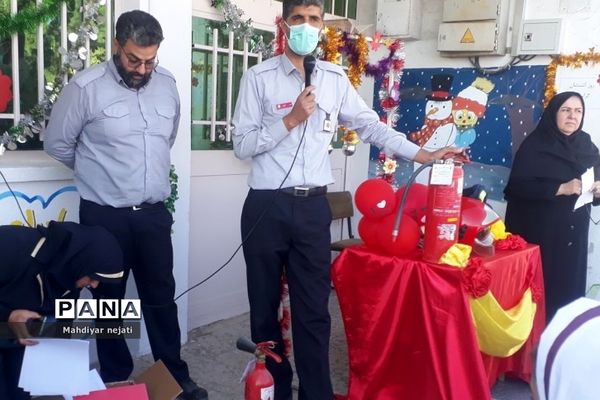 آموزش استفاده از کپسول آتش‌نشانی برای دانش‌آموزان رودهن