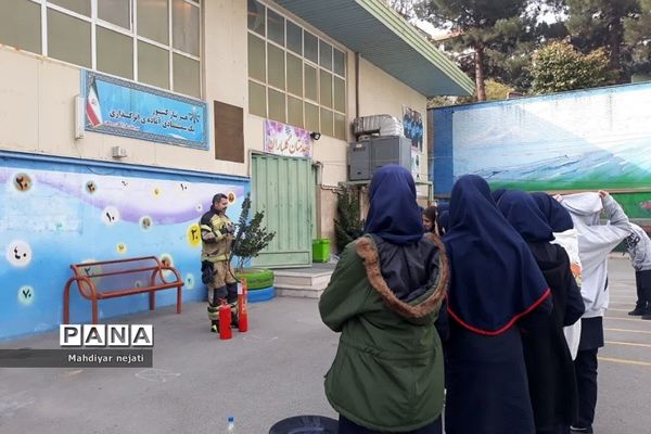 آموزش استفاده از کپسول آتش‌نشانی برای دانش‌آموزان رودهن