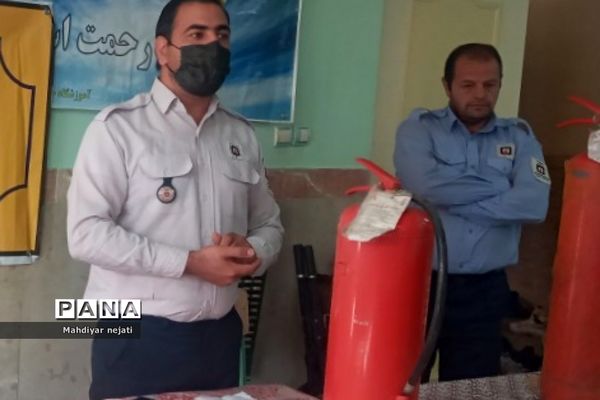 آموزش استفاده از کپسول آتش‌نشانی برای دانش‌آموزان رودهن