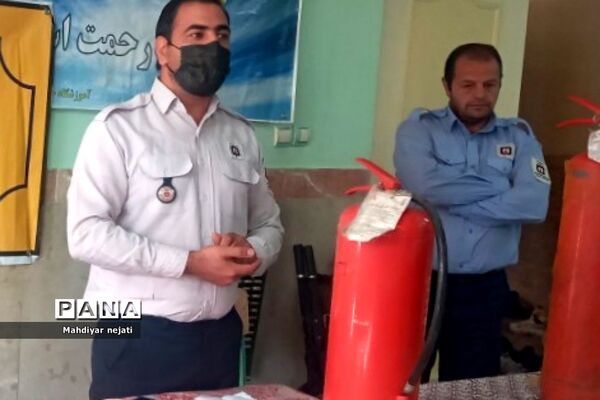 آموزش استفاده از کپسول آتش‌نشانی برای دانش‌آموزان رودهن