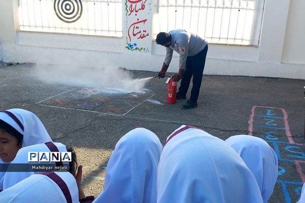 آموزش استفاده از کپسول آتش‌نشانی برای دانش‌آموزان رودهن