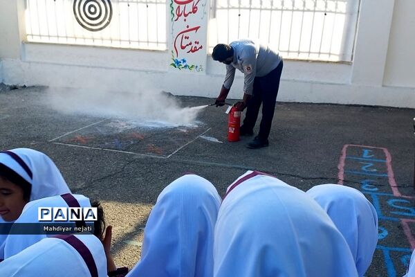 آموزش استفاده از کپسول آتش‌نشانی برای دانش‌آموزان رودهن