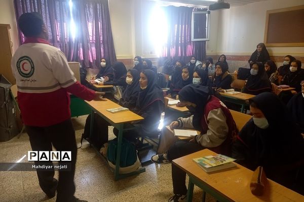 آموزش استفاده از کپسول آتش‌نشانی برای دانش‌آموزان رودهن