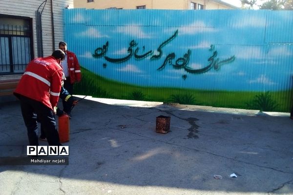 آموزش استفاده از کپسول آتش‌نشانی برای دانش‌آموزان رودهن