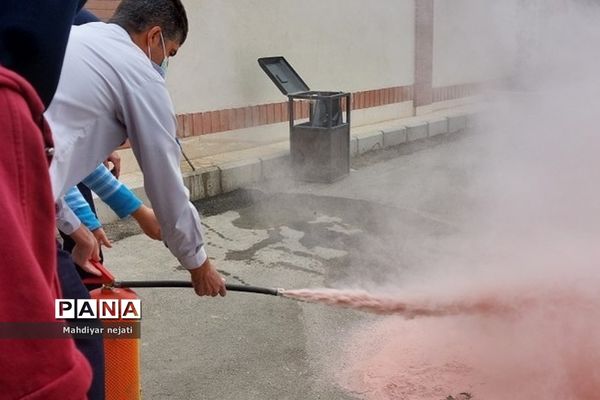 آموزش استفاده از کپسول آتش‌نشانی برای دانش‌آموزان رودهن