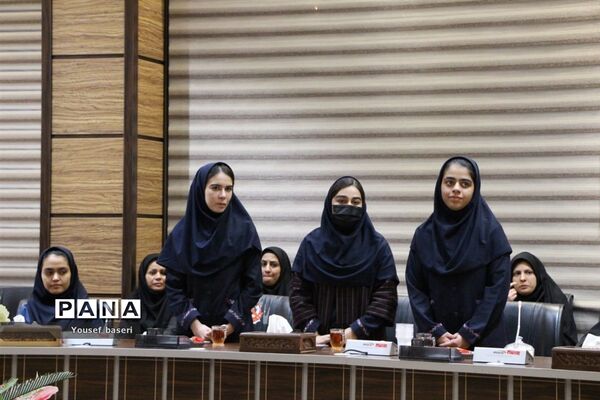 تقدیر از دانش‌آموزان پژوهشگر برتر یزدی