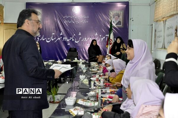 دیدار صمیمی دانش‌آموزان دبستان صمدایی با مدیر آموزش و پرورش ناحیه 2 ساری