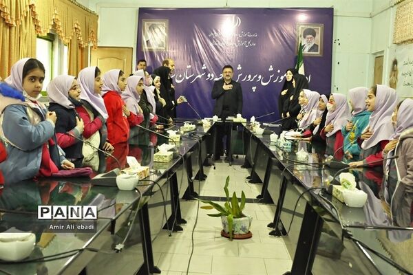 دیدار صمیمی دانش‌آموزان دبستان صمدایی با مدیر آموزش و پرورش ناحیه 2 ساری