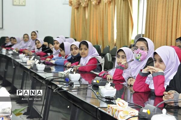 دیدار صمیمی دانش‌آموزان دبستان صمدایی با مدیر آموزش و پرورش ناحیه 2 ساری