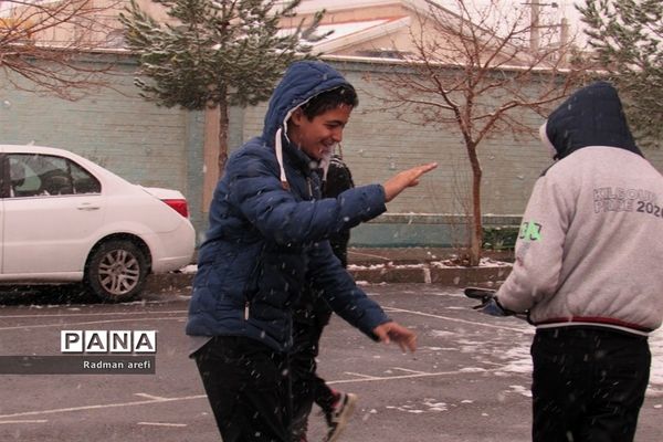 بارش برف و ایجاد نشاط در دانش‌آموزان مرکز پرورش استعداد های درخشان دارالفنون شهریار