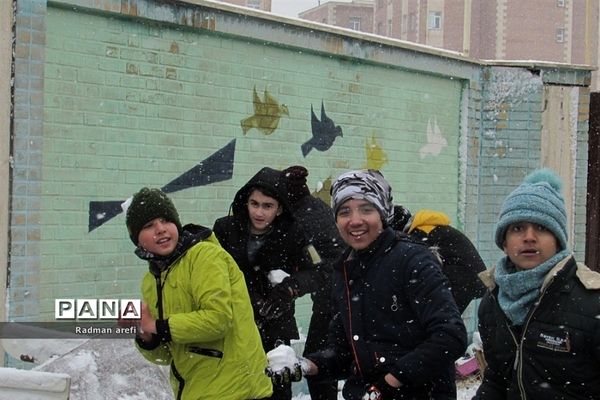 بارش برف و ایجاد نشاط در دانش‌آموزان مرکز پرورش استعداد های درخشان دارالفنون شهریار