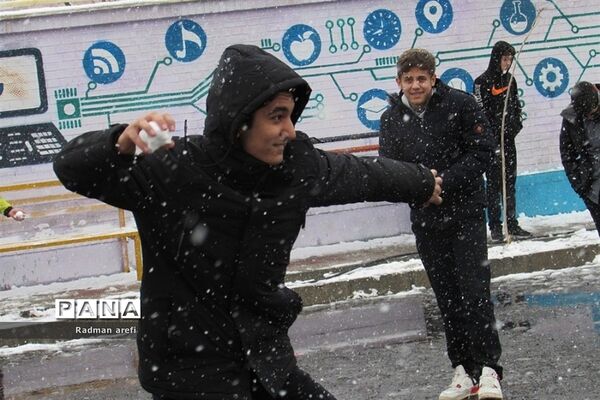 بارش برف و ایجاد نشاط در دانش‌آموزان مرکز پرورش استعداد های درخشان دارالفنون شهریار
