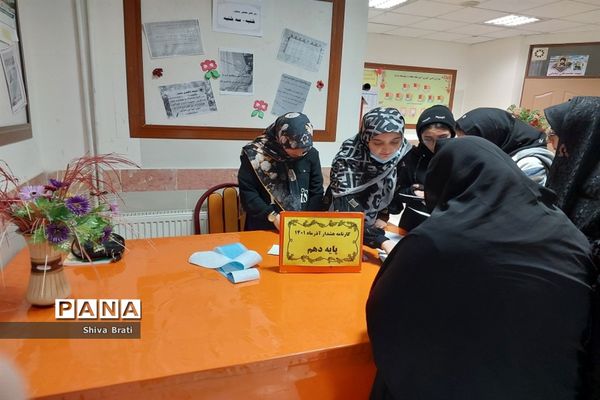 جلسه دیدار اولیا با دبیران در دبیرستان عفاف کاشمر