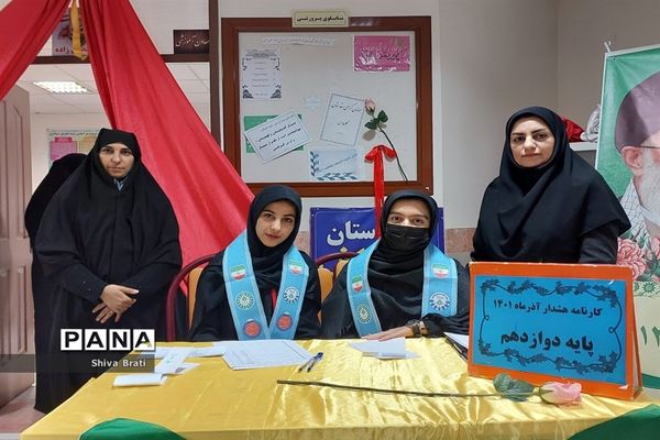 جلسه دیدار اولیا با دبیران در دبیرستان عفاف کاشمر