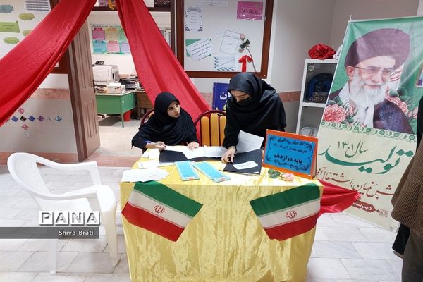 جلسه دیدار اولیا با دبیران در دبیرستان عفاف کاشمر