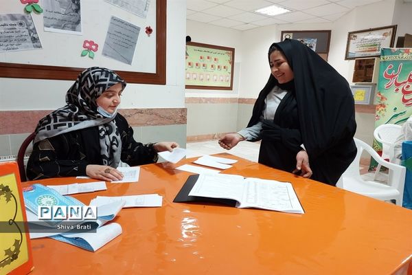 جلسه دیدار اولیا با دبیران در دبیرستان عفاف کاشمر