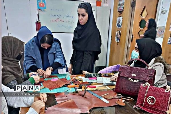 برگزاری آموزش چرم دوزی رایگان در شهرستان قرچک