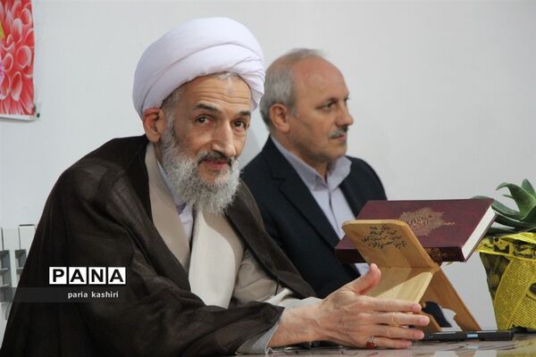 برگزاری نماز جماعت در دبیرستان صیاد شیرازی ساری