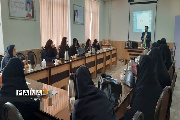 برگزاری کلاس آموزشی جهاد تبیین در دبیرستان حجاب شاهد منطقه ۱۳