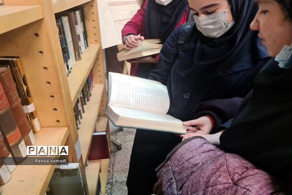 بازدید دانش‌آموزان منطقه ۱۳ از موسسه لغت‌نامه دهخدا