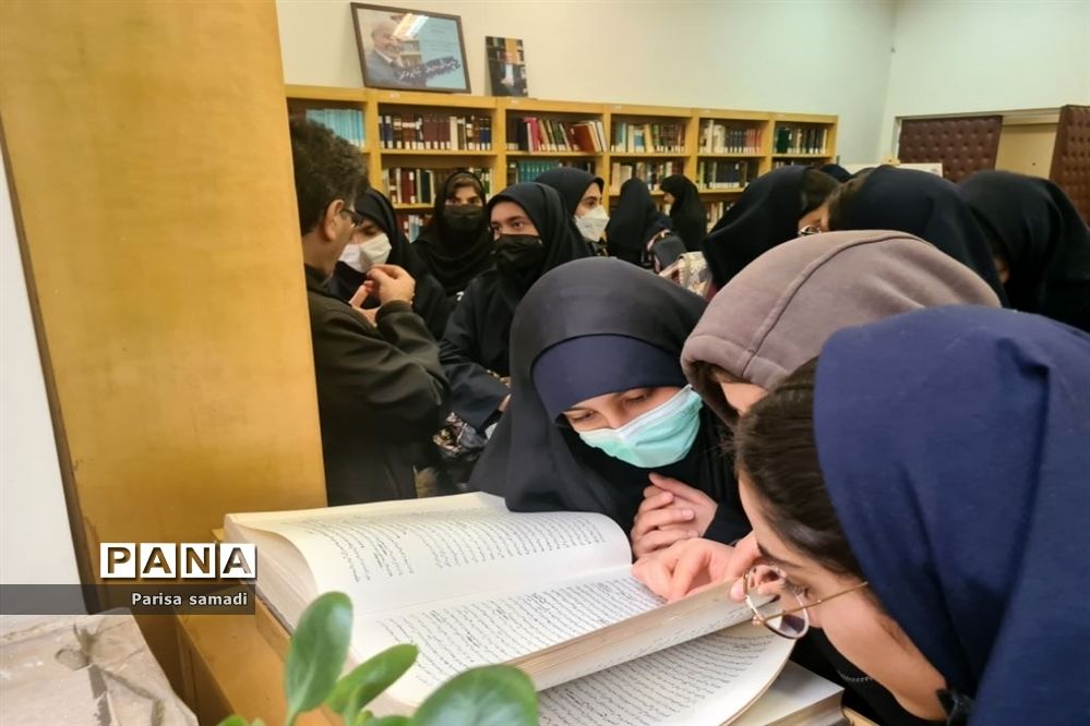 بازدید دانش‌آموزان منطقه ۱۳ از موسسه لغت‌نامه دهخدا