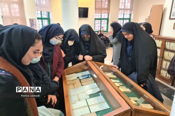 بازدید دانش‌آموزان منطقه ۱۳ از موسسه لغت‌نامه دهخدا