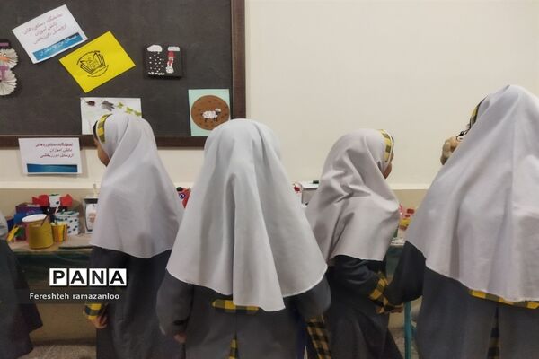 برپایی نمایشگاه دست سازه‌های دانش‌آموزان در دبستان مزرعه دختران صفادشت