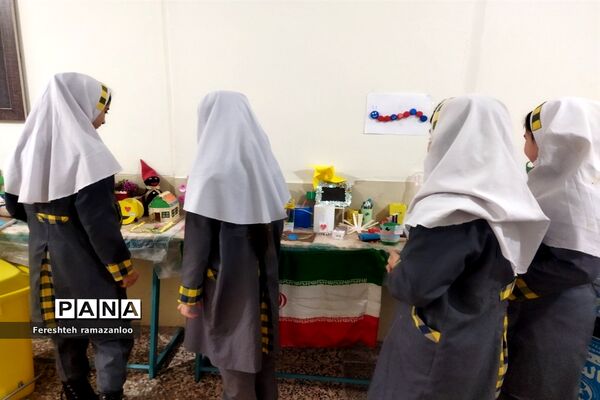 برپایی نمایشگاه دست سازه‌های دانش‌آموزان در دبستان مزرعه دختران صفادشت