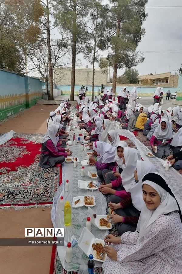 بازدید مدیر آموزش و پرورش شهرستان خاتم از دبستان حضرت زینب (س)