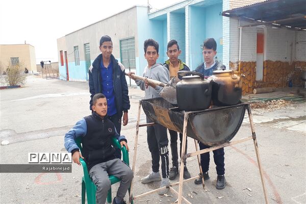 بازدید معاون پرورشی اداره‌کل آموزش و پرورش استان از دبیرستان شهید مطهری ابرکوه