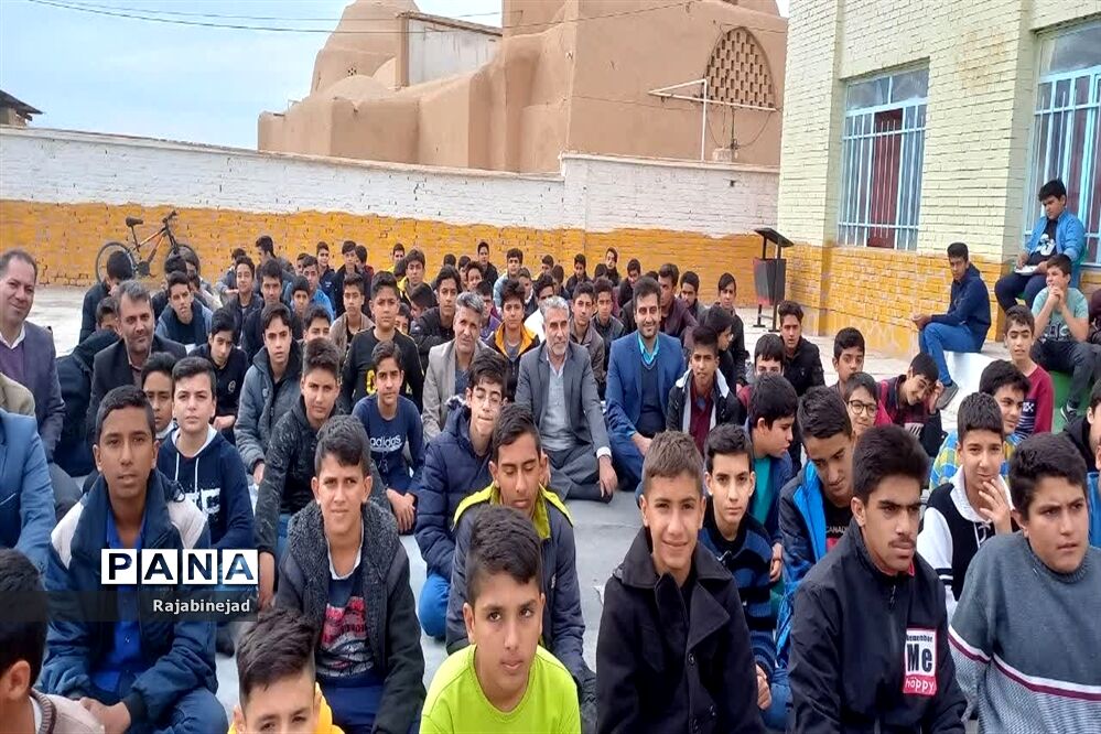 بازدید معاون پرورشی اداره‌کل آموزش و پرورش استان از دبیرستان شهید مطهری ابرکوه