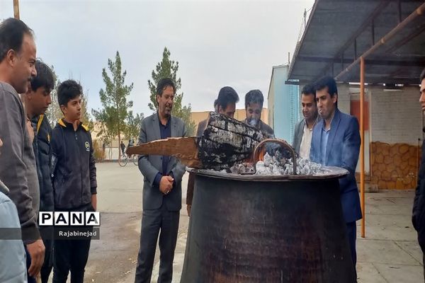 بازدید معاون پرورشی اداره‌کل آموزش و پرورش استان از دبیرستان شهید مطهری ابرکوه