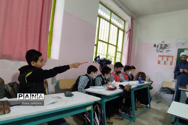 آموزش قرآن توسط رئیس سازمان تبلیغات اسلامی، در دبستان شهید فهمیده رودهن
