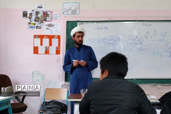 آموزش قرآن توسط رئیس سازمان تبلیغات اسلامی، در دبستان شهید فهمیده رودهن