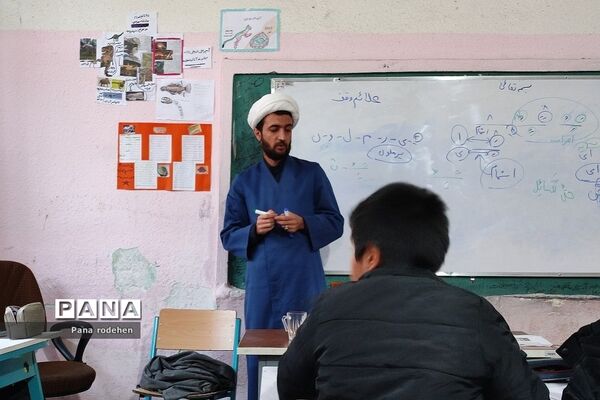 آموزش قرآن توسط رئیس سازمان تبلیغات اسلامی، در دبستان شهید فهمیده رودهن