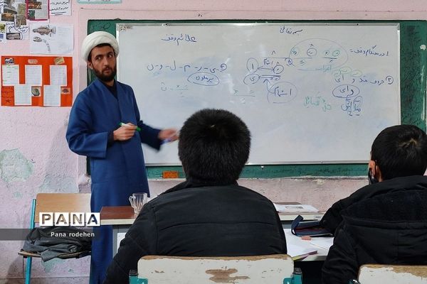 آموزش قرآن توسط رئیس سازمان تبلیغات اسلامی، در دبستان شهید فهمیده رودهن