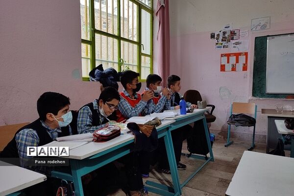 آموزش قرآن توسط رئیس سازمان تبلیغات اسلامی، در دبستان شهید فهمیده رودهن