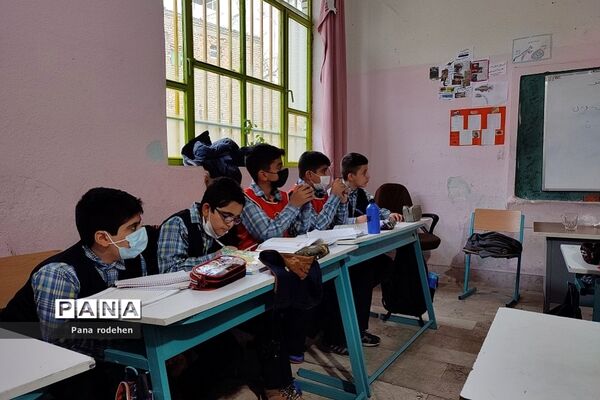 آموزش قرآن توسط رئیس سازمان تبلیغات اسلامی، در دبستان شهید فهمیده رودهن