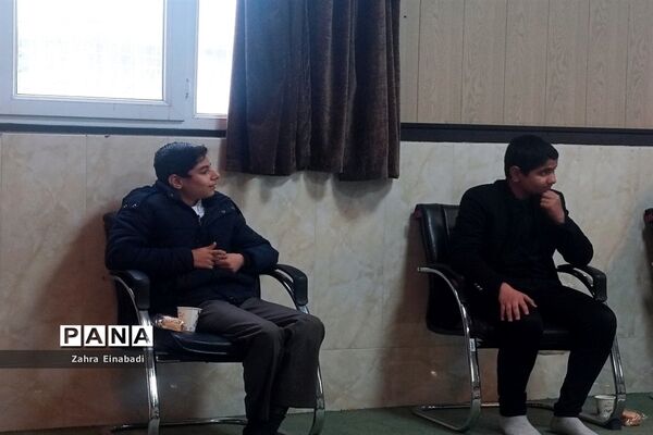 نشست  مداحان دانش‌آموز با امام جمعه شهرستان ملارد