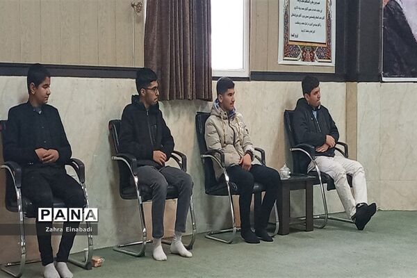 نشست  مداحان دانش‌آموز با امام جمعه شهرستان ملارد