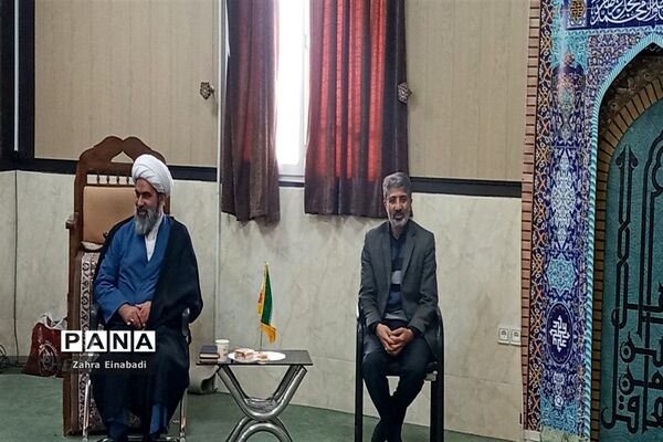 نشست  مداحان دانش‌آموز با امام جمعه شهرستان ملارد