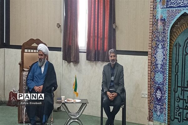 نشست  مداحان دانش‌آموز با امام جمعه شهرستان ملارد