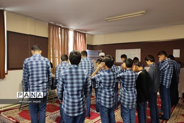 نشست بصیرتی و آموزشی ویژه دهه فاطمیه در مدرسه شهید بهشتی رودهن