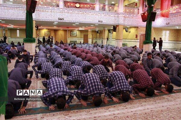 پیوند مسجد و مدرسه و برگزاری نماز جماعت به‌مناسبت هفته قرآن و عترت در حسینیه اعظم زنجان