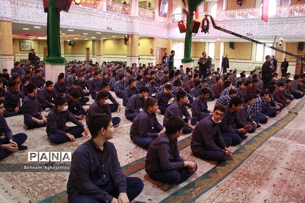 پیوند مسجد و مدرسه و برگزاری نماز جماعت به‌مناسبت هفته قرآن و عترت در حسینیه اعظم زنجان