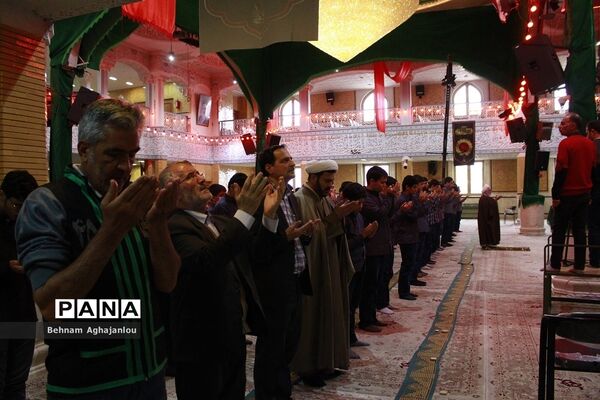 پیوند مسجد و مدرسه و برگزاری نماز جماعت به‌مناسبت هفته قرآن و عترت در حسینیه اعظم زنجان