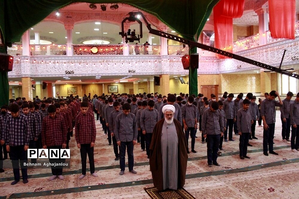 پیوند مسجد و مدرسه و برگزاری نماز جماعت به‌مناسبت هفته قرآن و عترت در حسینیه اعظم زنجان