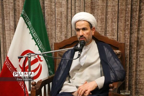 نشست صمیمانه مسئولان با فعالان‌فرهنگی رودهن در دفتر امام جمعه رودهن