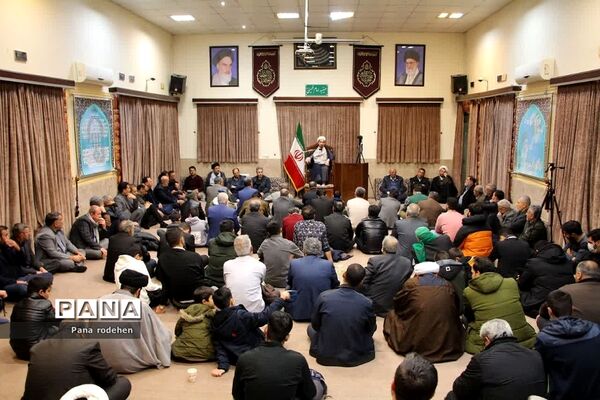 نشست صمیمانه مسئولان با فعالان‌فرهنگی رودهن در دفتر امام جمعه رودهن